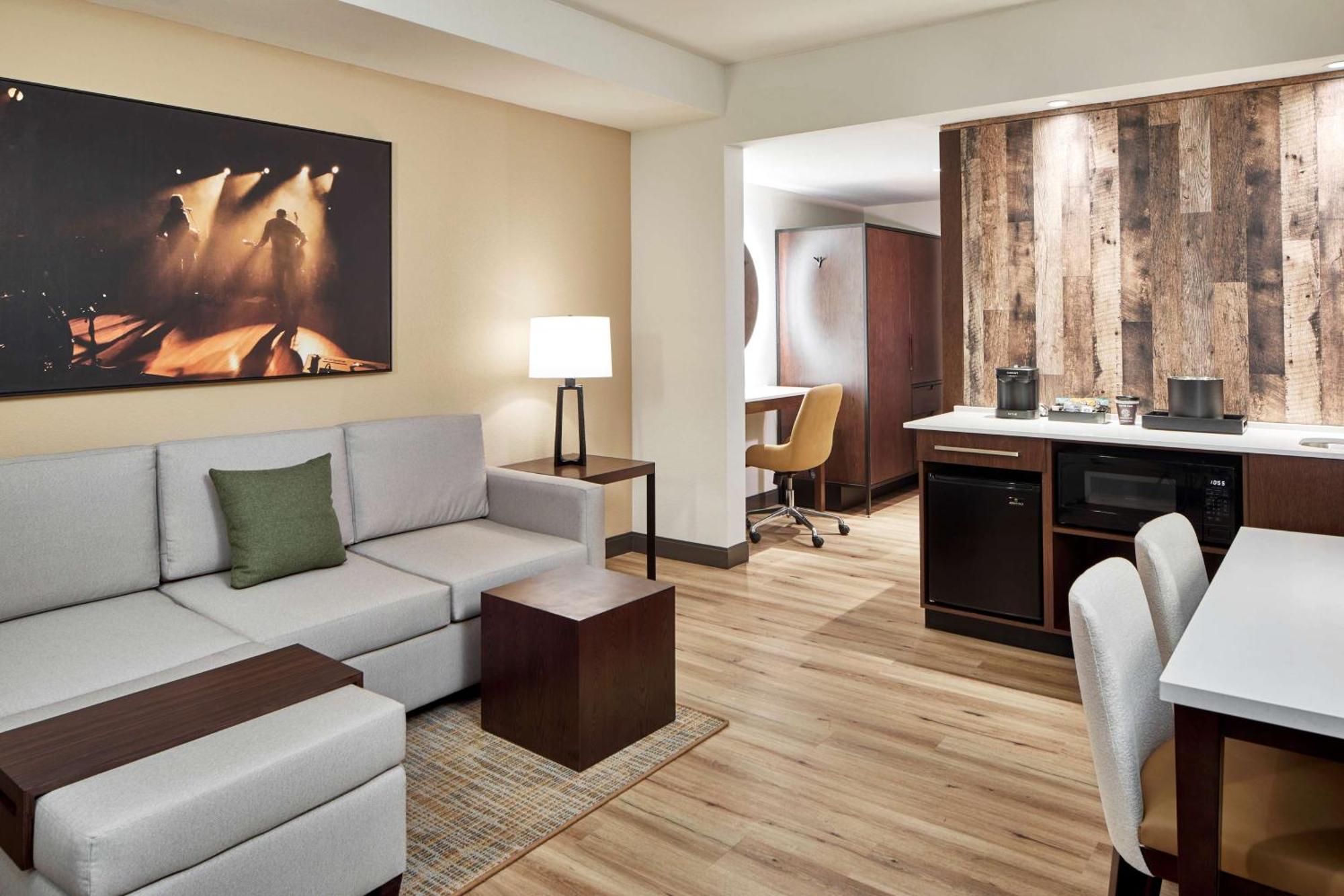 Hotel Embassy By Hilton Downtown 4*